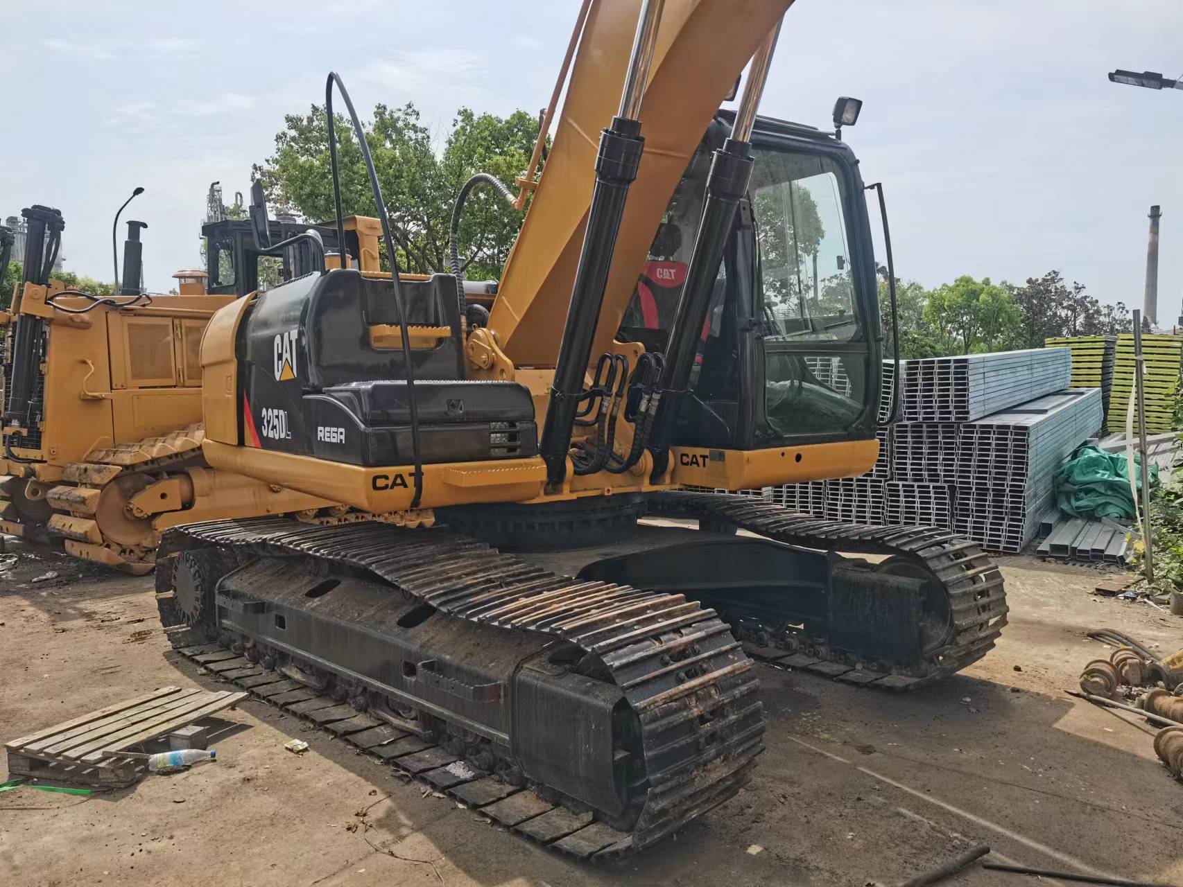 — Caterpillar 325D