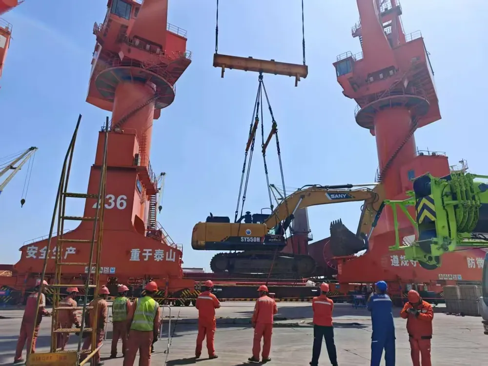 Used excavators loaded in China for shipment to UAE