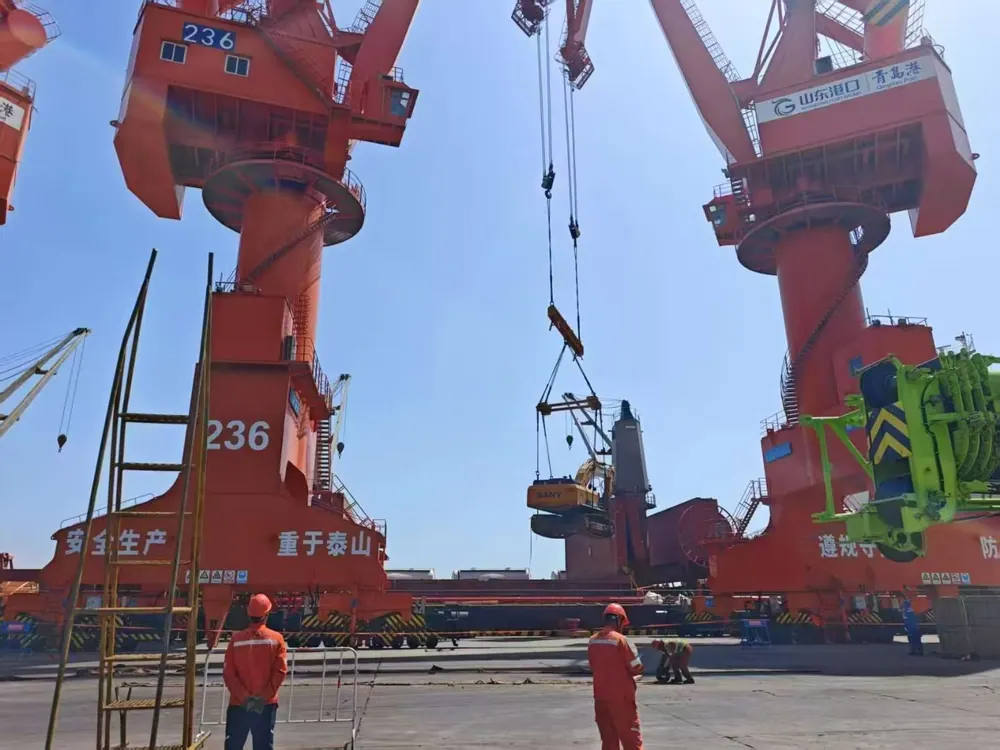 Used excavators loaded in China for shipment to Chile