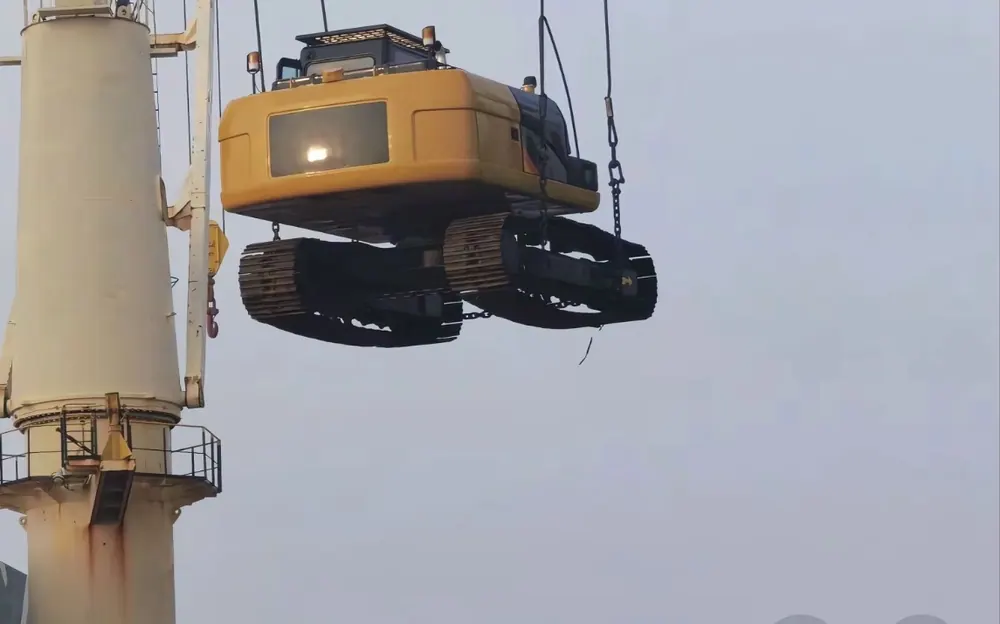 Used excavators loaded in China for shipment to Peru
